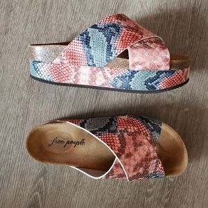 Free People Sidelines Platform flatform Sandals in Snakeskin Size 38 7.5/8